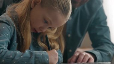 Beyaz, mutlu bir aile mutfakta birlikte çalışıyor. Önemseyen baba, küçük kıza ev ödevi için yardım ediyor. Bilgisayar dersi alıyor, uzaklardan öğreniyor, okul sınavlarına hazırlanıyor.