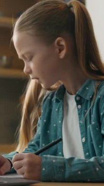 Kafkasyalı kız, internetten ev ödevi derslerinde zorluk çekiyor. Dizüstü bilgisayar sorunu olan kafası karışmış çocuk babasından e-öğrenim görme, mutlu aile mutfakları yazma konusunda yardım istiyor.