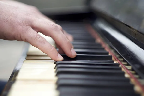 Gros Plan Des Mains Masculines Sur Clavier Piano — Photo