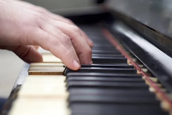 Gros Plan Des Mains Masculines Sur Clavier Piano — Photo