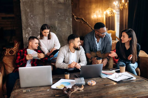 Tormenta Ideas Del Equipo Creativo Negocios Equipo Multiétnico Jóvenes Exitosos — Foto de Stock