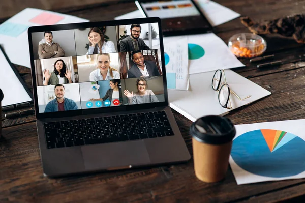 网上虚拟商务会议 用笔记本电脑举行视频会议 在线商务会议 在书桌上的笔记本电脑屏幕上 同事们聚集在一起参加一个视频会议 在网上工作 — 图库照片