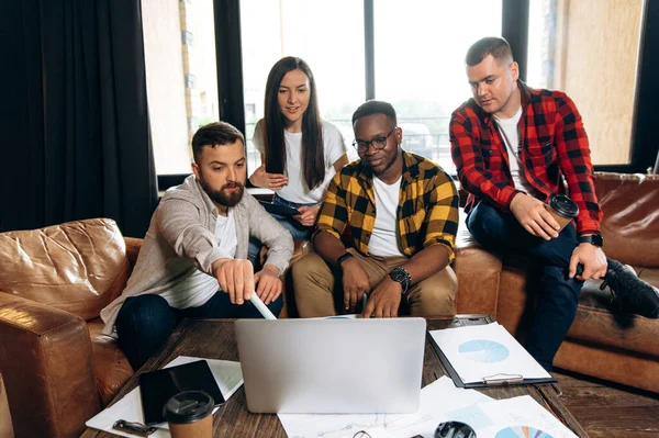 Éxito Joven Equipo Negocios Una Oficina Moderna Jóvenes Colegas Exitosos — Foto de Stock