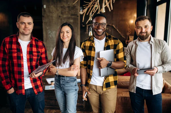 Retrato Del Exitoso Equipo Negocios Oficina Creativa Moderna Grupo Ambiciosos — Foto de Stock