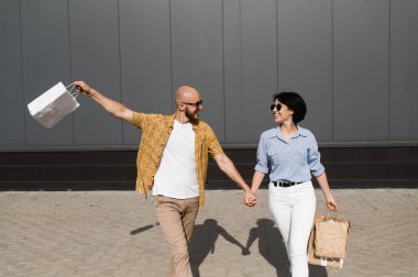 Alışveriş günü karantina koruyucu maske Çiftler alışveriş merkezini sever