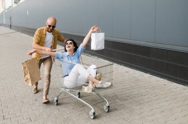 Alışveriş günü karantina koruyucu maske Çiftler alışveriş merkezini sever