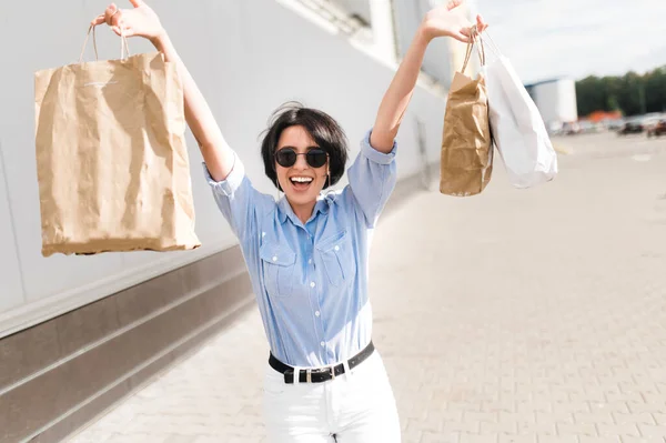 Shopping tempo giorno donna centro commerciale comprare ragazza moda sacchetto di carta — Foto Stock