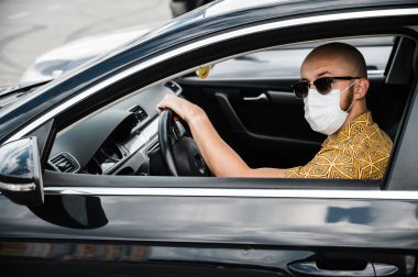 Koruyucu maskeli salgın araba satıcısı 19 numaralı şoförü karantinaya aldı