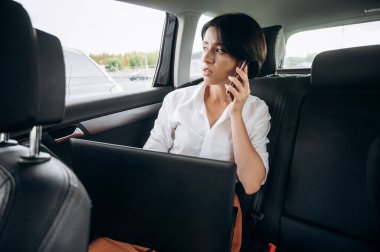 Araba sürücüsü kadın uzak iş yeri laptopu işi