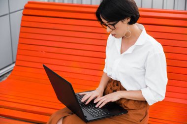 Video konferansı iş arkadaşı yakınlaşması çevrimiçi serbest çalışan uzak iş bilgisayarı öğrenen kadın