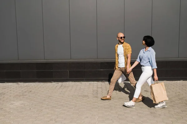 Horário de compras dia quarentena máscara protetora casal amor shopping comprar — Fotografia de Stock