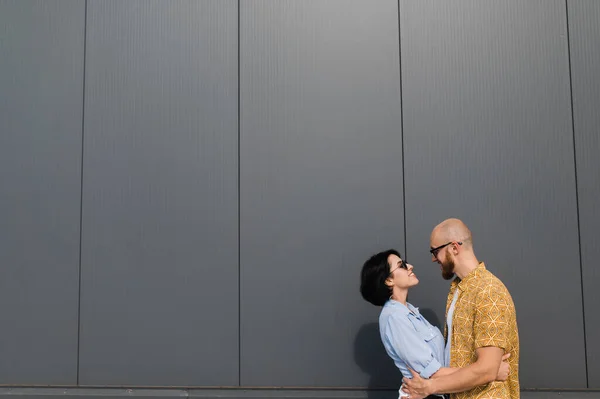 Casal amor feliz caucasiano homem mulher menina cara juntos abraçando — Fotografia de Stock