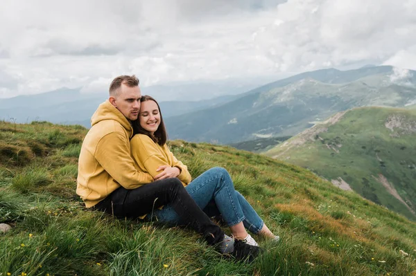 Uomo Una Donna Innamorati Siedono Sulla Cima Una Montagna Abbracciano — Foto Stock