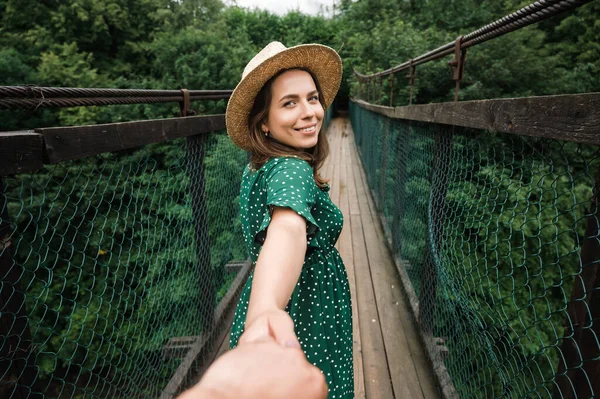 Folgen Sie Mir Junge Schöne Frau Grünem Kleid Und Hut — Stockfoto