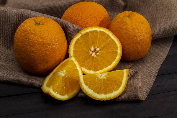 Naranjas Frescas Sobre Mesa —  Fotos de Stock