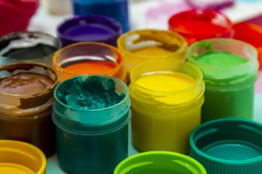 çizim için çok renkli boya kavanozlarda