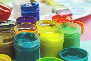çizim için çok renkli boya kavanozlarda