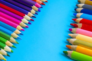 mavi arkaplanda renkli kalemler