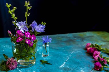 Mavi arka plan ile masaya pembe yonca çiçek