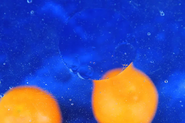 橘子在泡泡和下落 — 图库照片