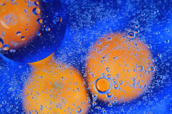 橘子在泡泡和下落 — 图库照片