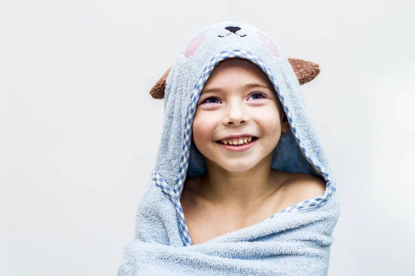 Garçon Dans Serviette Après Bain — Photo