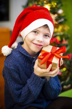 Noel Baba şapkalı Noel ağacı için çocuk