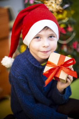 Noel Baba şapkalı Noel ağacı için çocuk