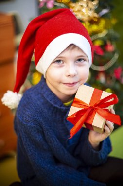 Noel Baba şapkalı Noel ağacı için çocuk