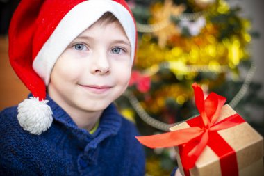Noel Baba şapkalı Noel ağacı için çocuk