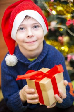 Noel Baba şapkalı Noel ağacı için çocuk