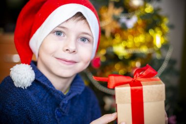 Noel Baba şapkalı Noel ağacı için çocuk