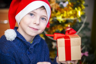Noel Baba şapkalı Noel ağacı için çocuk