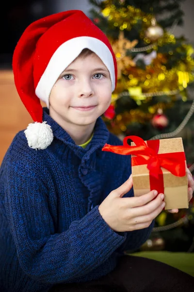 Menino Chapéu Papai Noel Para Árvore Natal — Fotografia de Stock