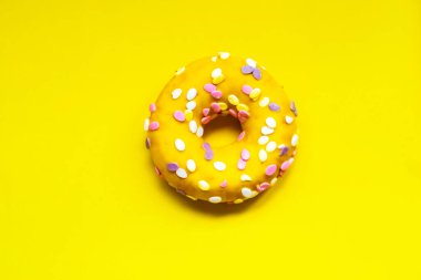 Renkli bir arka planda kremalı ve serpiştirilmiş çörek.