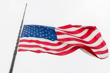Uçan bir Half-staff karşı gri gökyüzü sallayarak Amerika Birleşik Devletleri bayrağı