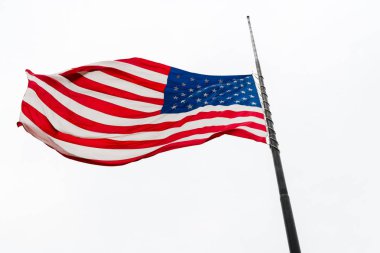 Uçan bir Half-staff karşı gri gökyüzü sallayarak Amerika Birleşik Devletleri bayrağı