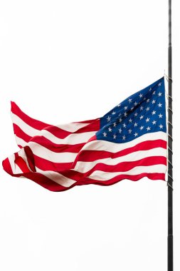 Uçan bir Half-staff karşı gri gökyüzü sallayarak Amerika Birleşik Devletleri bayrağı