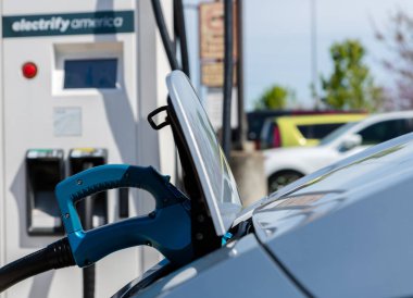 Pearland, Texas - 21 Mart 2018: şarj istasyonu Evgo, pili şarj etmek için takılı yeni 2018 Nissan Leaf elektrikli otomobil