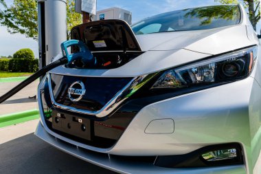 Pearland, Texas - 21 Mart 2018: şarj istasyonu Evgo, pili şarj etmek için takılı yeni 2018 Nissan Leaf elektrikli otomobil