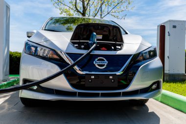 Pearland, Texas - 21 Mart 2018: şarj istasyonu Evgo, pili şarj etmek için takılı yeni 2018 Nissan Leaf elektrikli otomobil