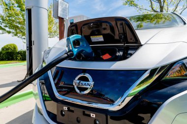 Pearland, Texas - 21 Mart 2018: şarj istasyonu Evgo, pili şarj etmek için takılı yeni 2018 Nissan Leaf elektrikli otomobil