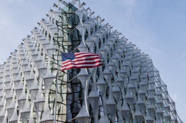 Yeni açılan Amerikan Büyükelçiliği dokuz 