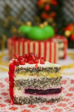 Bir sürü katmanı olan renkli bir pasta.