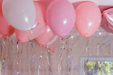 Bir parti odasında tavanın altında balonlar