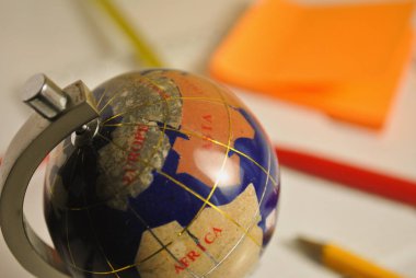 Masaüstü, küçük küre, çıkartmalar, kalem, kalem.