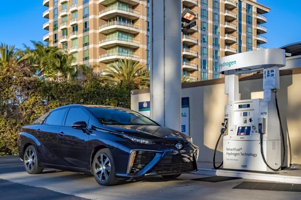 Araba yakıt ikmali için hidrojen istasyonuna vardı.