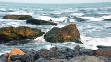 Beyaz tarak ile dalgalar kıyıya sarı taş korkutur