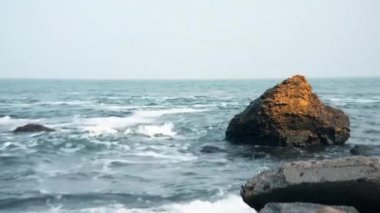 Karadeniz 'in kayalık kıyısında rüzgarlı bahar günü.