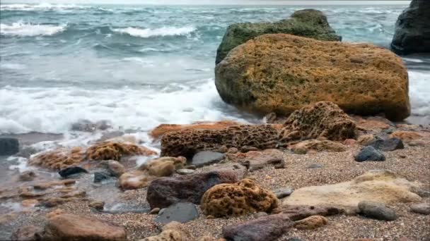 Emerald Turquoise Waves White Scallops Overwhelm Yellow Rocks Wild Beach — Stock Video